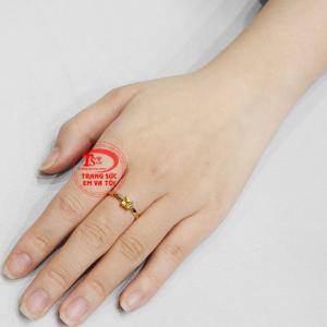 Nhẫn nữ saphir vàng nhỏ xinh đẹp