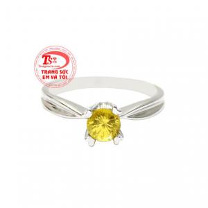 Từng đường nét trên chiếc nhẫn được chế tác tinh xảo giúp tôn lên nét đẹp của người phụ nữ.