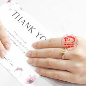 Nhẫn nữ saphir vàng tinh tế hợp mệnh, thích hợp làm quà tặng.