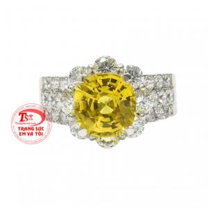 Với điểm nhấn là viên sapphire vàng trong suốt tạo vẻ thu hút và lôi cuốn cho người đeo. 