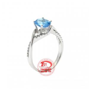 Nhẫn nữ Topaz chung thủy được chế tác từ vàng trắng 10k gắn đá Topaz thiên nhiên cao cấp. 