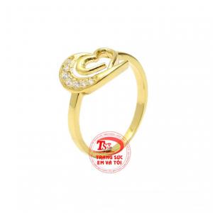 Nhẫn nữ trái tim đong đầy được chế tác đầy tinh xảo từ vàng 10k bắt sáng.