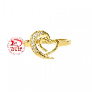 Điểm nổi bật của chiếc nhẫn chính là thiết kế trái tim ở chính giữa tạo nét nữ tính cho các nàng.
