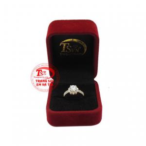 Nhẫn nữ vàng kiêu hãnh phù hợp với nhiều kiểu trang phục.