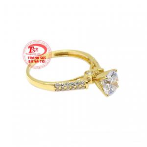 Trong các bộ phim tình cảm lãng mạn khi người con trai muốn bảo vệ và chung sống một nhà với cô gái của mình đã trao cho cô ấy chiếc nhẫn lấp lánh.