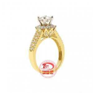 Nhẫn nữ vàng tây ấn tượng sở hữu thiết kế cổ điển nhưng vẫn hiện đại tạo nét thu hút, tạo điểm nhấn cho người đeo.