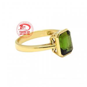 Mặt nhẫn được gắn đá tourmaline là viên đá đại diện cho năng lượng sống, sự phát triển và thịnh vượng.