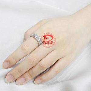 Nhẫn nữ vàng trắng cũng là lựa chọn tuyệt vời cho người thương yêu vào những ngày kỉ niệm.