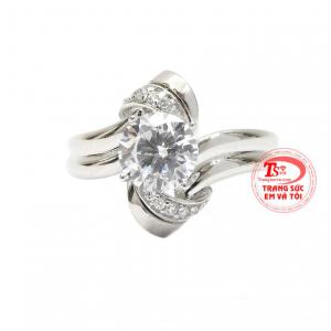 Thiết kế độc đáo giúp cho đôi tay của các nàng thon gọn và lấp lánh hơn. 