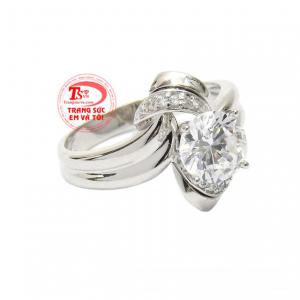 Với lối chế tác cầu kỳ tạo điểm cá tính nhưng vẫn vô cùng duyên dáng cho chiếc nhẫn. 