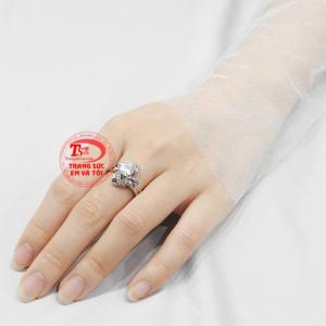 Sản phẩm phối cùng bộ đầm dạo phố hay công sở đều khiến cho nữ giới tỏa sáng và tự tin trước đám đông.