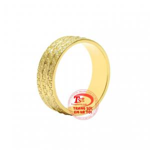 Nhẫn phong cách cá tính phái đẹp nổi bật với các họa tiết bông hoa nhỏ được ghép lại với nhau. 