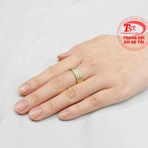 Sản phẩm chế tác từ vàng tây 18k bền đẹp, sáng bóng với thời gian. 