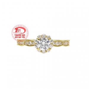 Sản phẩm kết hợp cùng những viên đá cz càng khiến cho chiếc nhẫn trở nên lấp lánh, thu hút hơn. 