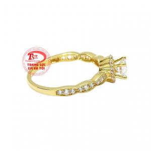 Nhẫn vàng nữ thanh lịch dễ dàng kết hợp với nhiều kiểu trang phục và phụ kiện.