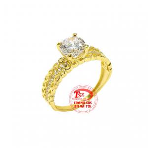 Nhẫn vàng phong cách nổi bật dễ dàng kết hợp cùng các trang phục khác nhau.