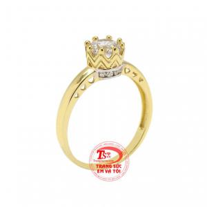 Nhẫn vàng phong cách quý cô thiết kế nổi bật với hình vương miện ôm trọn lấy viên đá cz lấp lánh. 