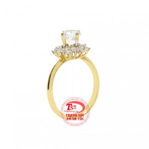 Nhẫn vàng thời trang phái đẹp sở hữu thiết kế cổ điển với các chi tiết đính đá tỉ mỉ tạo sự nổi bật cho chiếc nhẫn.