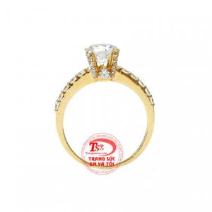 Được thiết kế với kiểu dáng cổ điển pha chút sáng tạo khiến chiếc nhẫn càng trở nên đẹp mắt.