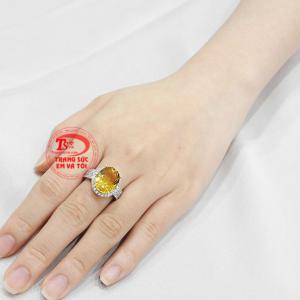 Nhẫn vàng trắng thạch anh vàng phù hợp với mệnh Thổ và Kim.