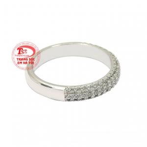 Chiếc nhẫn này sẽ giúp cho đôi bàn tay của phái đẹp thu hút và trông thanh mảnh hơn.