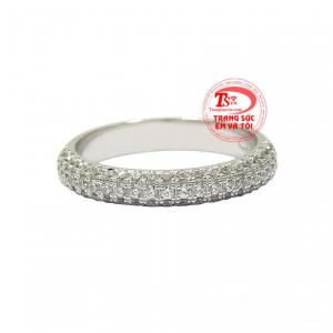 Nhẫn nữ vàng trắng hiện đang là xu hướng trang sức giúp tôn lên vẻ hiện đại và thời thượng đến cho người đeo.