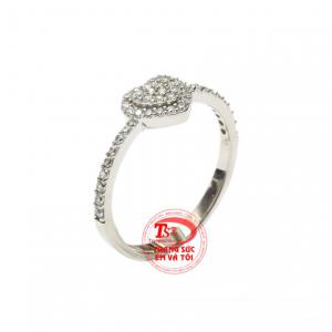 Nhẫn vàng trắng trái tim yêu thương được nhập khẩu từ Hàn Quốc hiện đang là xu hướng phụ kiện gần đây.