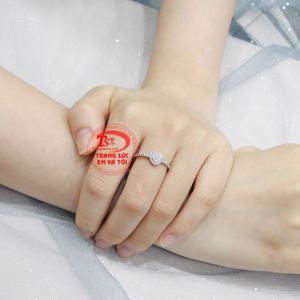 Nhẫn vàng trắng trái tim yêu thương bảo hành uy tín.