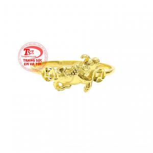 Từng đường nét và chi tiết đều được các người thợ kim hoàn chế tác tỉ mỉ, tinh xảo.