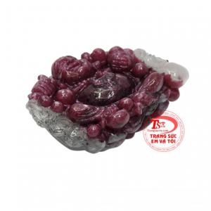 Người ta tin rằng đem phật Di lặc bên mình sẽ gặp nhiều may mắn.