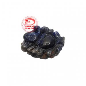 Phật cầm trên tay đĩnh vàng là biểu tượng cho giàu có, sung túc. 