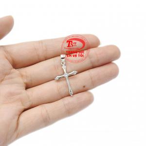 Thánh giá bạc thường được kết hợp với dây chuyền bạc làm quà tặng đặc biệt ý nghĩa cho người thân yêu. 