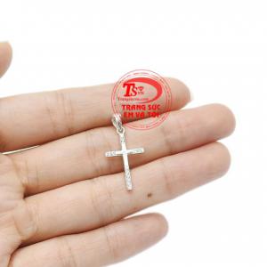 Thánh giá bạc nhỏ tinh tế kiểu dáng mới lạ, đính đá CZ độc đáo càng tăng thêm ấn tượng cho sản phẩm. Mặt thánh giá có tác dụng bảo vệ, là lá bùa hộ mệnh giúp người đeo có thêm sức mạnh để vượt qua những sóng gió của cuộc đời. Thánh giá bạc cũng là trang s