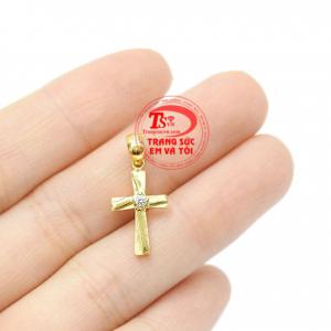 Mặt dây thánh giá kết hợp cùng dây chuyền vàng mang đến vẻ thời trang cho người đeo.