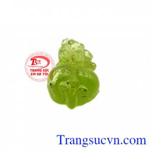 Chính vì thế mà các nhà chế tác đã lựa chọn từ những viên peridot có chất lượng tốt nhất để chạm khắc lên tỳ hưu peridot tài lộc