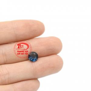 Viên saphir thiên nhiên quyền quý phù hợp làm trang sức cho cả nam và nữ.