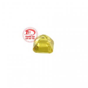 Nhưng ngoài ý nghĩa đó thì đá saphir còn là biểu tượng cho tình yêu, hôn nhân bền vững.