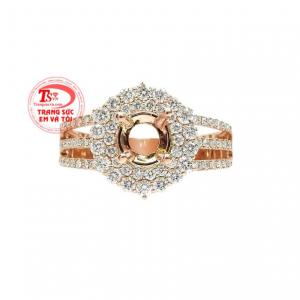 Sự kết hợp khéo léo giữa vàng hồng cùng những viên kim cương thiên nhiên lấp lánh thu hút mọi ánh nhìn. 