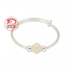 Vòng bạc cho bé dễ thương độc đáo với charm họa tiết hoa 5 cánh.