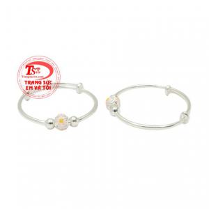 Chính vì tác dụng tuyệt vời mà vòng bạc luôn được các mẹ lựa chọn làm trang sức các con.