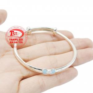 Nhờ những tác dụng tuyệt vời mà bạc đem lại, các người thợ kim hoàn đã chế tác những sản phẩm bạc dành cho trẻ.