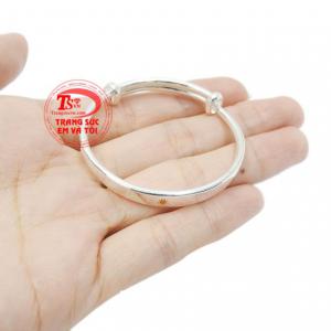 Chính vì vậy mà khi các bé được sinh ra thì cha mẹ hoặc người thân trong gia đình luôn lựa chọn bạc để làm quà tặng. 