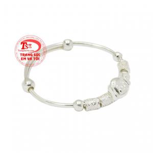 Các nhà chế tác đã khéo léo chạm khắc để chiếc lắc tay thêm sinh động hơn. 