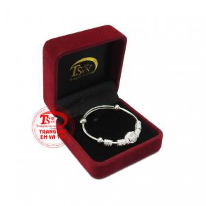 Vòng bạc có thể đeo tay hoặc chân.