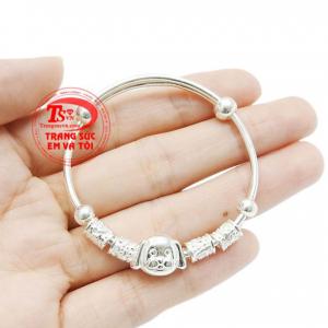 Tính kháng khuẩn tốt, hỗ trợ phòng và điều trị các bệnh về viêm mũi họng, hệ hô hấp nên các sản phẩm bạc được rất nhiều bậc cha mẹ lựa chọn. 