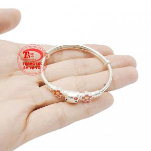 Từ đó, bạc trở nên phổ biến và được dùng đặc biệt cho trẻ nhỏ giúp củng cố hệ miễn dịch, điều trị bệnh viêm mũi họng. 