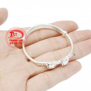 Hãy lựa chọn chiếc vòng tay bạc để các bé yêu của bạn luôn được bảo vệ.
