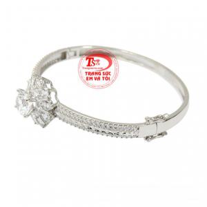 Vòng tay bạc được nữ giới lựa chọn nhiều để làm trang sức giúp toát lên vẻ đẹp và thời trang.