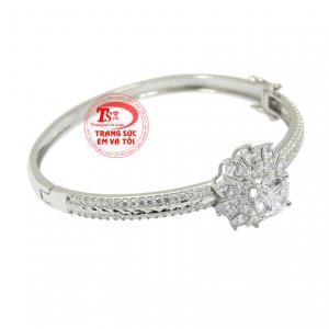 Những viên CZ lấp lánh sẽ tạo nên vẻ thu hút giúp đôi tay của các nàng trông sáng và thon gọn hơn.