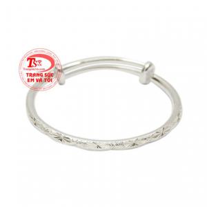 Vòng bạc tặng bé yêu được chế tác từ bạc 92.5 an toàn cho làn da của trẻ nhỏ.